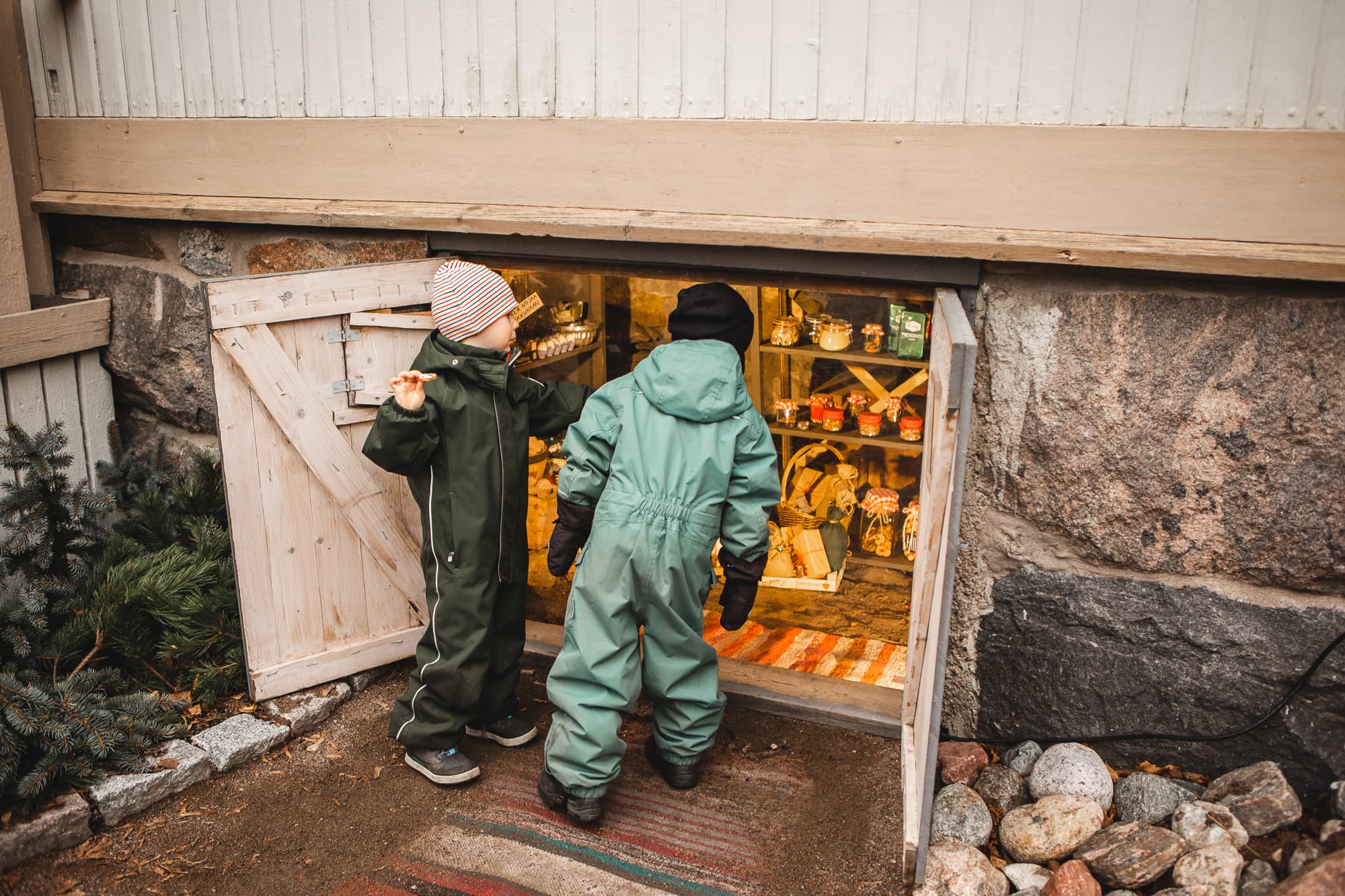 Lapset kurkistavat Tammelan Tonttumaan satuikkunaan